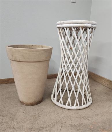 Outdoor Plant Stand (13"↗️x30"⬆️) w/ Plastic Planter (15"↗️x21"⬆️)