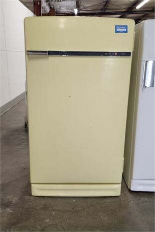 Vintage GE Refrigerator - Works! 30x25x55