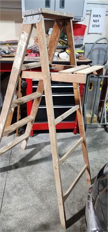 5ft Wood Step Ladder