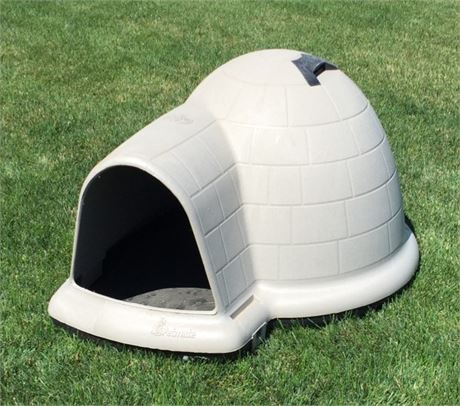 Like New Igloo Dog House