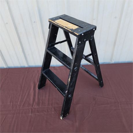 Vintage 2' Step Ladder