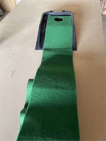 Indoor putting apparatus