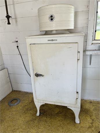 General Electric Refrigerator/Ice Box