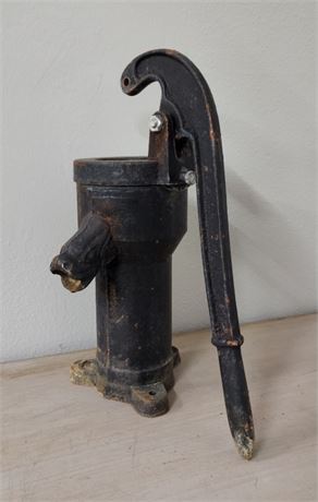 Vintage Water Well Hand Pump (Black)