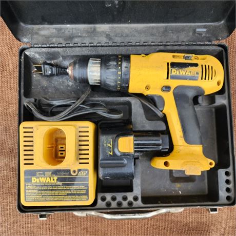 Dewalt Cordless Drill with Battery/Charger/Case