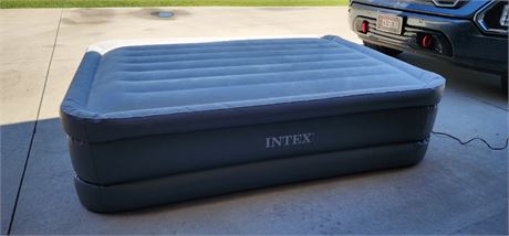Intex Comfort-Plush Elevated Queen Airbed with Built-In Pump