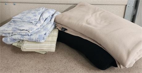 2 Queen Size Sheet Sets & 2 Blankets