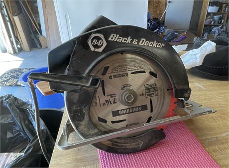 BLACK AND DECKER SAW