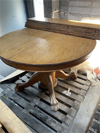 Beautiful clawfoot, vintage oak table with six leaves