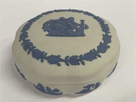 WEDGWOOD Jasperware REVERSE BLUE on WHITE Scalloped Trinket Box
