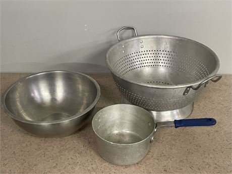Colander/Mixing Bowl/Small Handled Pot