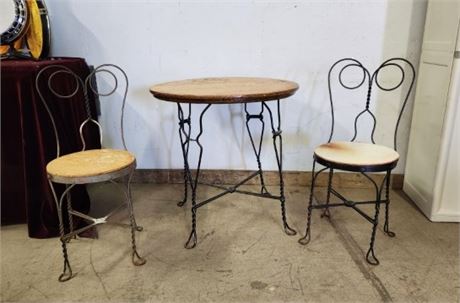 Antique Parlor Table & Chairs...30"dia