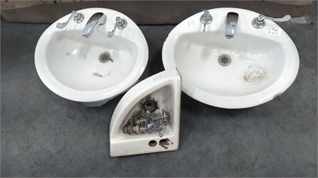 3 Sinks w/ Faucets