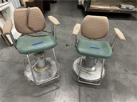 2 Hydraulic Chairs