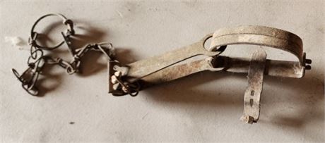 Small Vintage Wall Hanger Trap