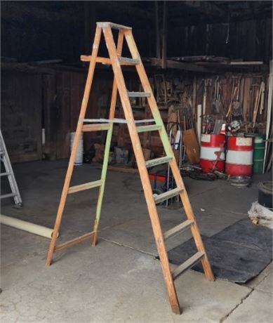 8' Wood Step Ladder