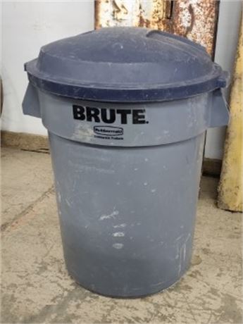 32gal BRUTE Lidded Trash Container