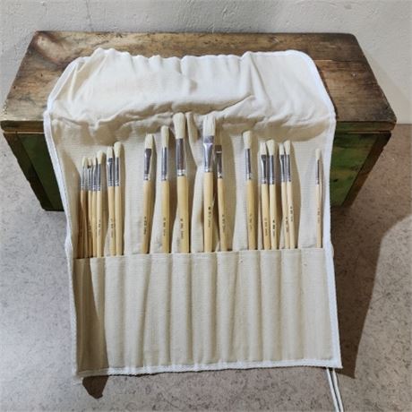 Nice Set Of Artist's Paint Brushes & Roll Bag..