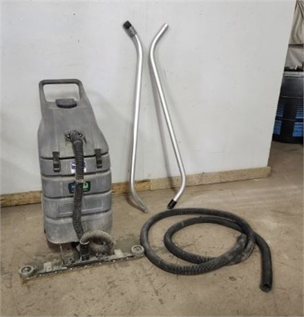 TENNANT Wet/Dry Surface Vacuum with Extras