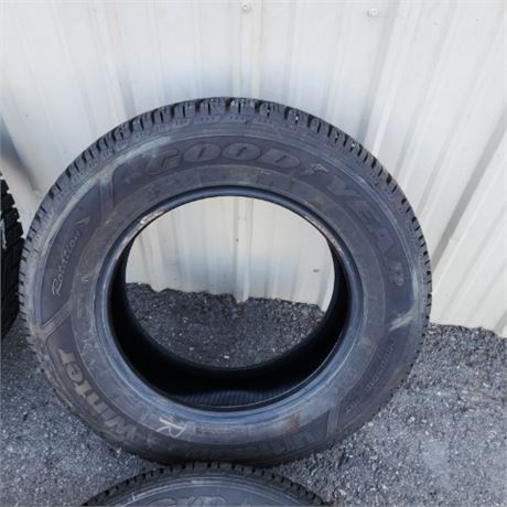 Like NEW 4 Studded 215/65R16 98T Tires