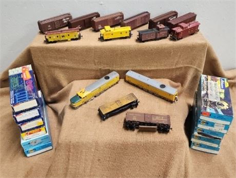 Vintage HO Scale Engine/Cabooses/Box Cars/Track Cleaner Car