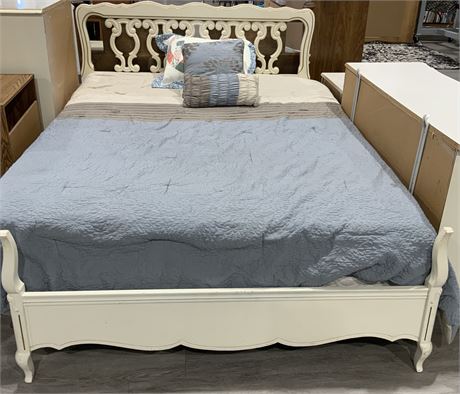 VINTAGE 4 PIECE BEDROOM SET FULL MATRESS AND BOX SPRING INCLUDED