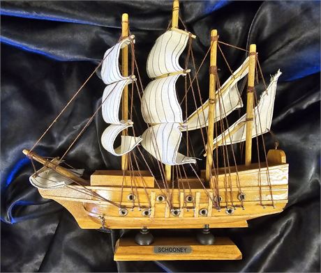 Model Schooney Ship