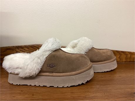 Size 6 UGG Disquette Chestnut Slippers