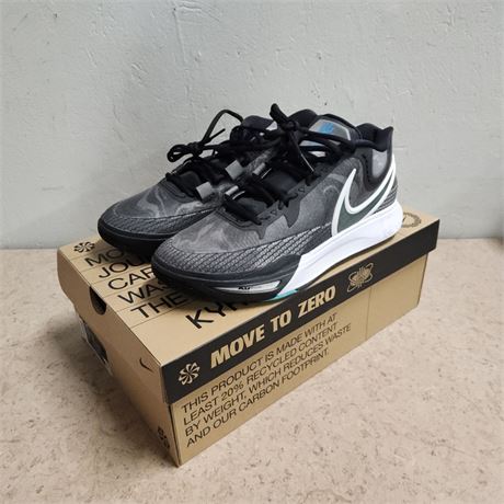 New Nike Kyrie 8 Tennis Shoes...10.5sz