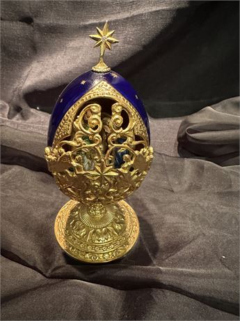 Nativity Scene Egg with Gold trim