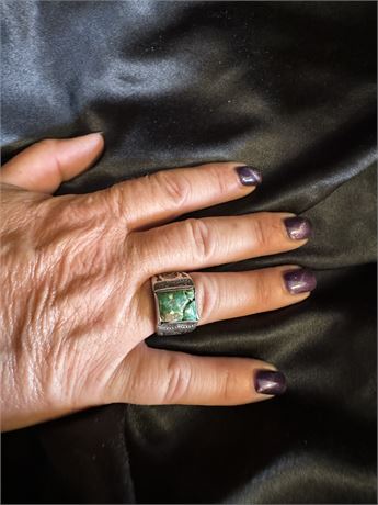 Vintage Ladies Ring with green stone