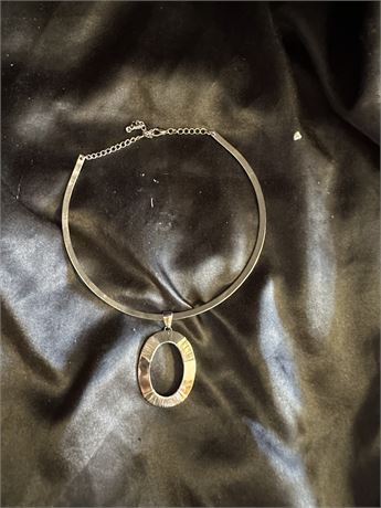 Silver choker with wired pendant