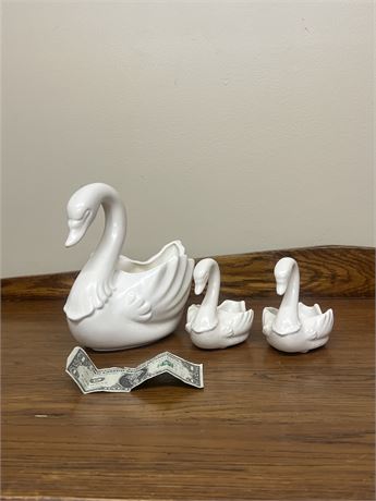 Vintage Ceramic Mom Swan and Baby Swans