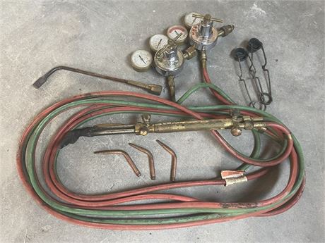 Acetylene Torch/20’ Cables/Harris Gauges