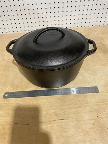 Lodge 10 1/4 Cast Iron Covered Dutch Oven