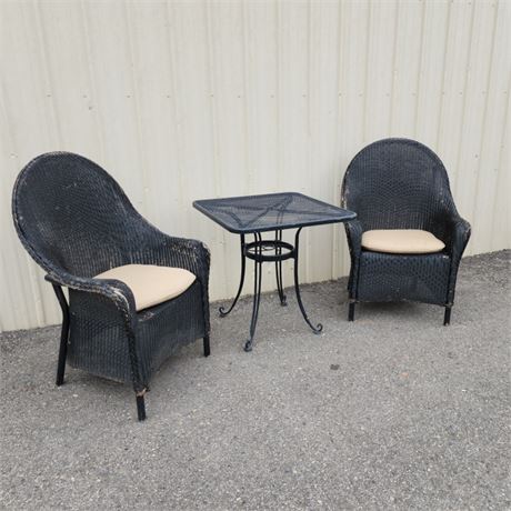 Patio Table & Woven Chairs 28x28x28