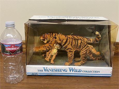 The Vanishing Wild Collection Siberian Tiger Family