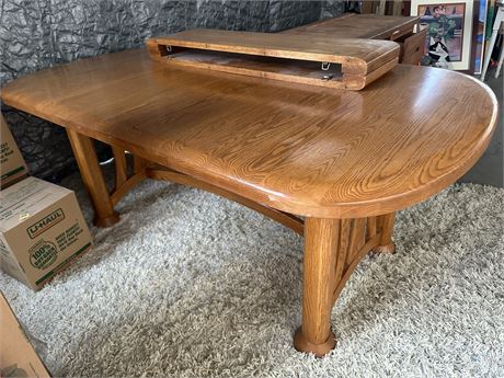 Beautiful Wood Kitchen Table w/ 2 Leafs