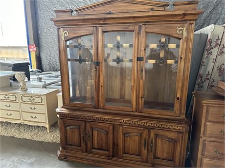 China Cabinet w/ Gold Trim-Awesome Hardware