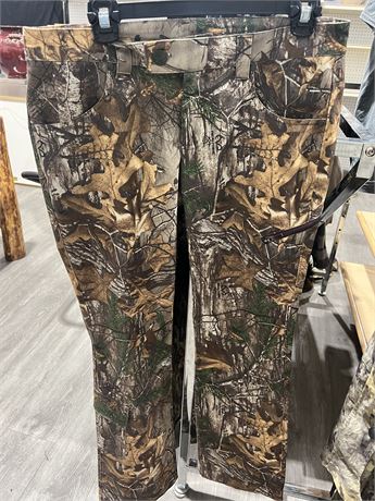 Women’s Size 10 Under Armour Camouflage Pants