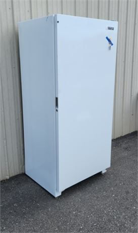 Locking Gibson Upright Freezer w/ Key - 31x29x70