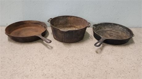 Vintage Cast Iron Pan Pair & Pot