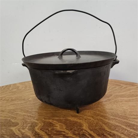 Antqiue Griswold #10 Footed Tight Top Dutch Oven 843 w/ Lid