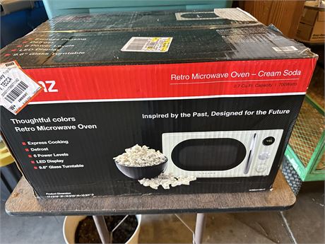 Galanz Retro Microwave 17x10x13”-Brand new