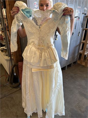 Bride NOT included Wedding Dress-Absolutely LOVELY!!-Makes me wanna get married!