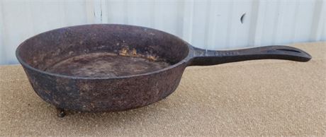 Primitive Over 100yr Old Footed Cast Iron Skillet