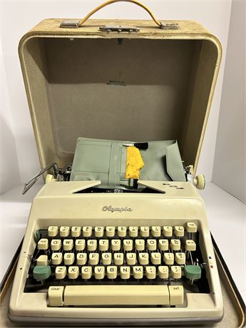 Vintage Typewriter With Cleaning Kit