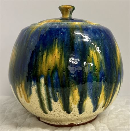 Beautiful ceramic cookie/candy jar.