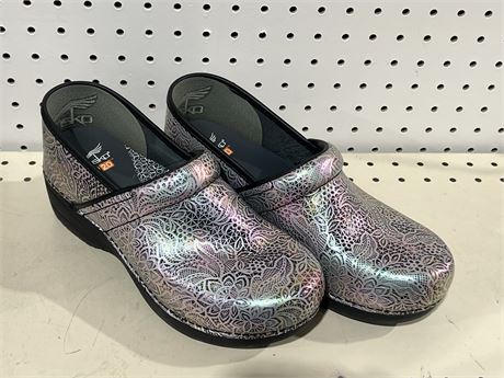 Dansko XP 2.0 Iridescent Lacy Size 40 Women’s Clogs