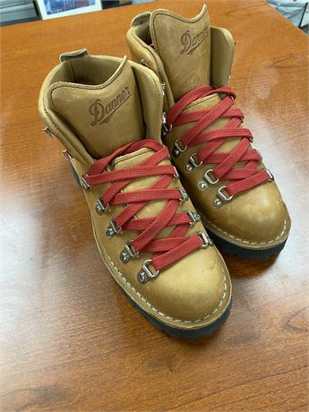 Women’s Size 8.5 Danner Mountain Light Cascade Hiking Boots